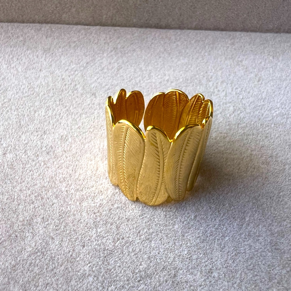 Elegant Gold ring
Stainless Steel